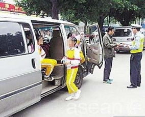 黑校車嚴重超載27人，包頭兩男子非法營運獲重刑