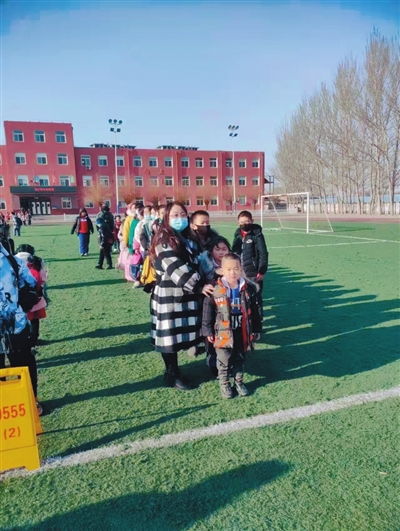 校車照管員董洋 心暖新學(xué)期，用心守護(hù)平安路